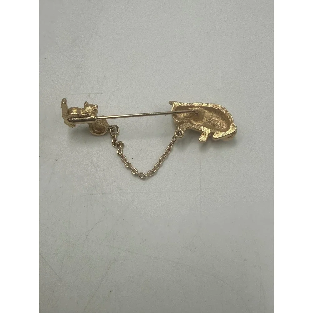 Vintage Avon Gold Tone Cat and Kitten with Yarn Ball Chain Brooch Pin